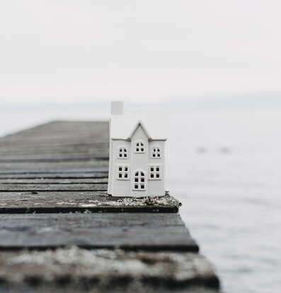 Foto av en minimalistisk keramikljusstake på brygga