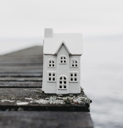 Foto av elegant ljusstake formad som ett litet hus