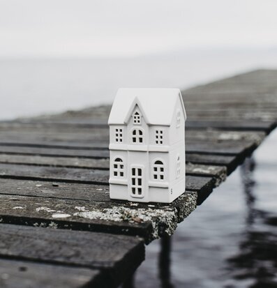 Bild av ljusstake på brygga i nordisk estetik