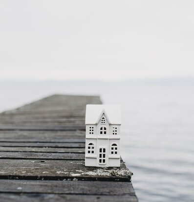 Bild av ljusstake vid sjö med brygga och natur