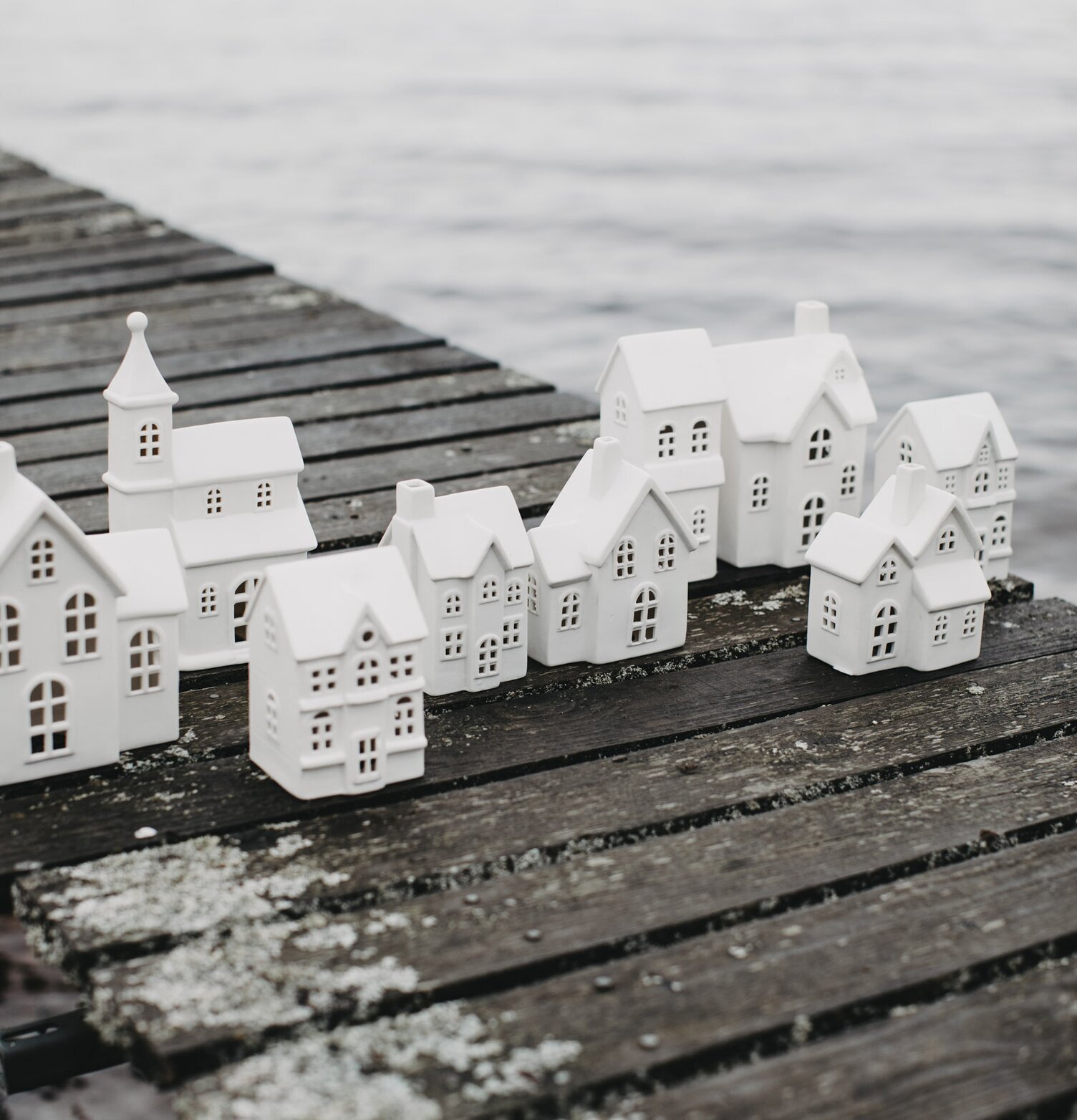 Ljusstake Hus Byn 5 från Storefactory på en brygga vid sjö