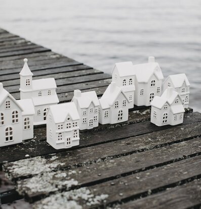Bild av dekorativa miniatyrhus på en rustik brygga