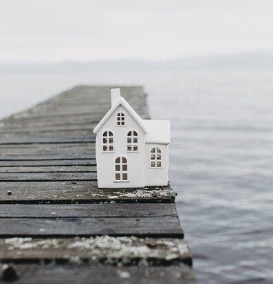 Bild av stilren ljusstake på brygga vid spegelblank sjö