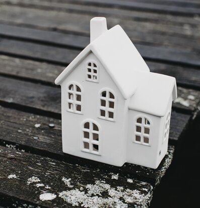 Bild av elegant vit ljusstake på rustik träyta