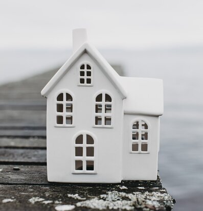 Bild av stilren ljusstake på väderbiten brygga