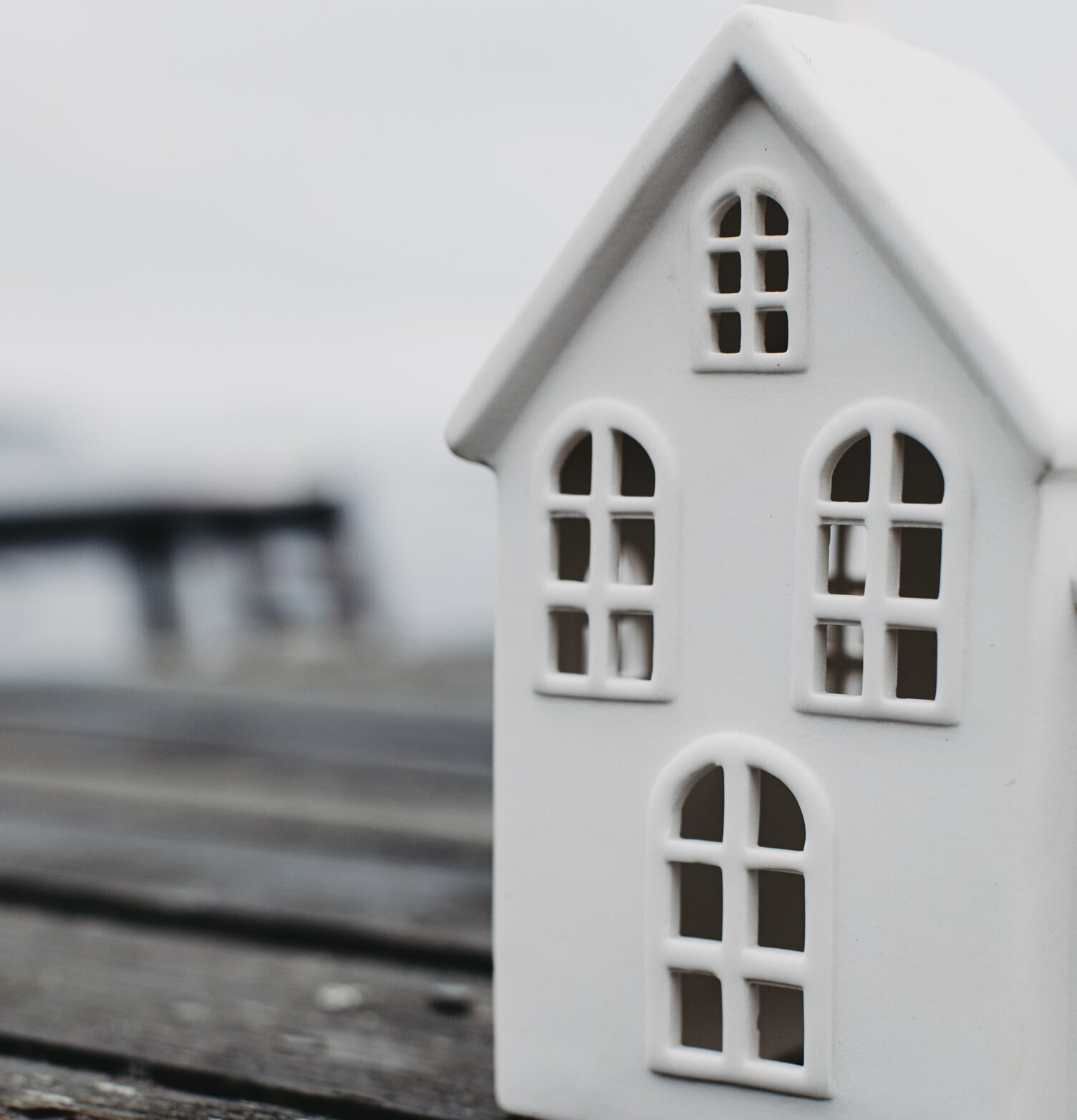 Ljusstake Hus Byn 4 från Storefactory på väderbiten träbänk