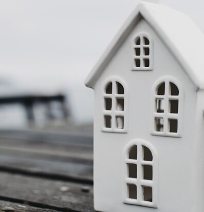 Bild av stilren vit keramikljusstake i form av hus