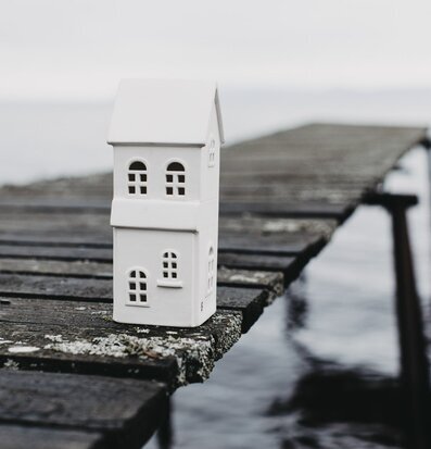 Bild av ljusstake på rustik brygga vid vattnet