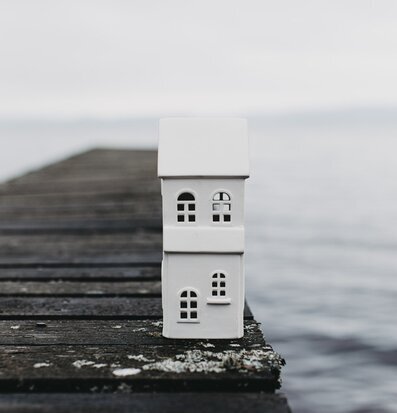 Bild av ljusstake på brygga vid lugnt grått vatten