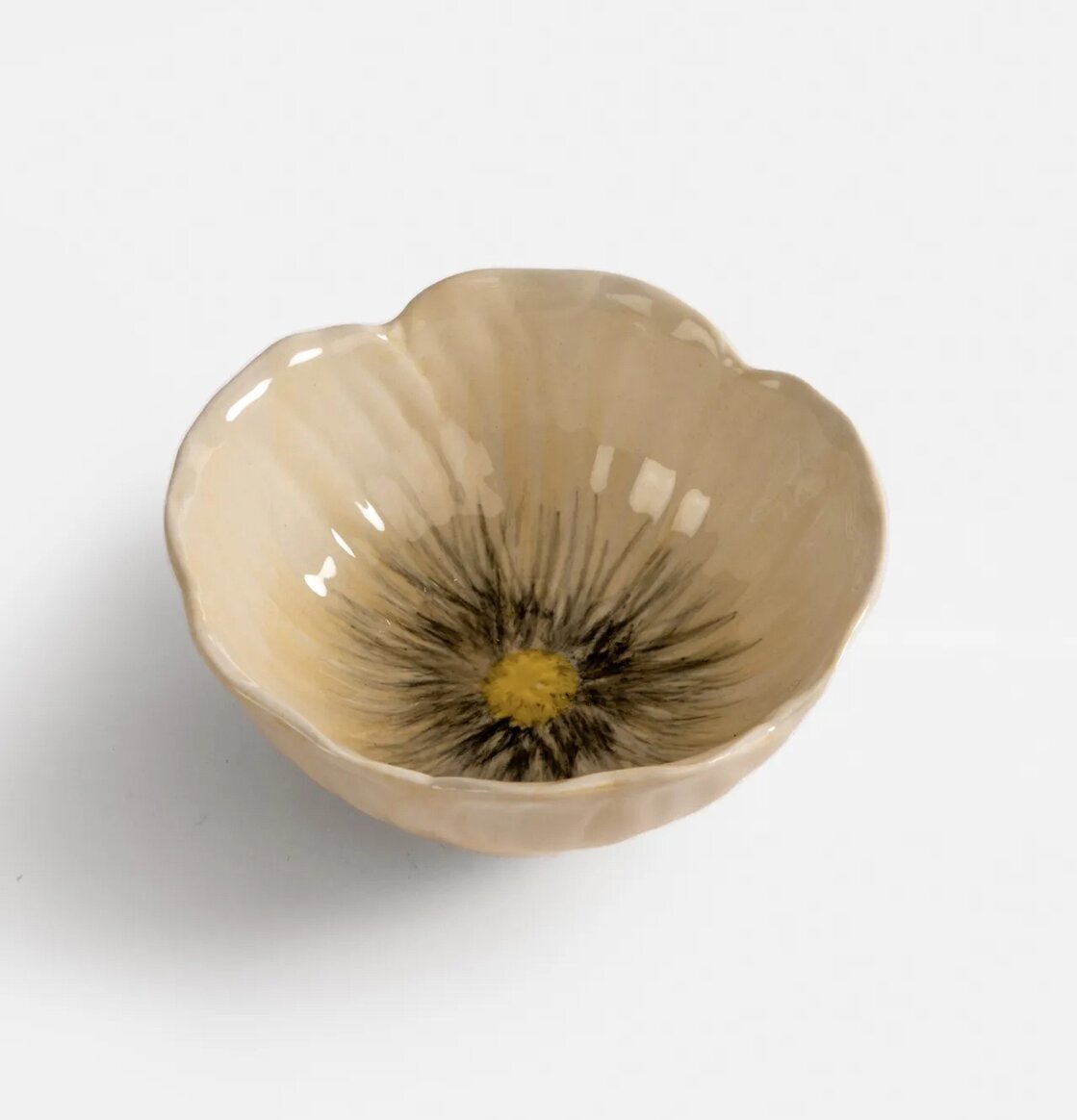 Skål Poppy Beige från By ON med blomformad design i porslin