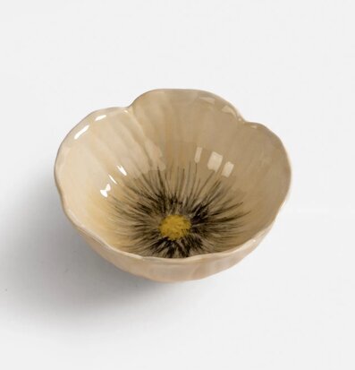 Foto av elegant beige skål med naturinspirerad design