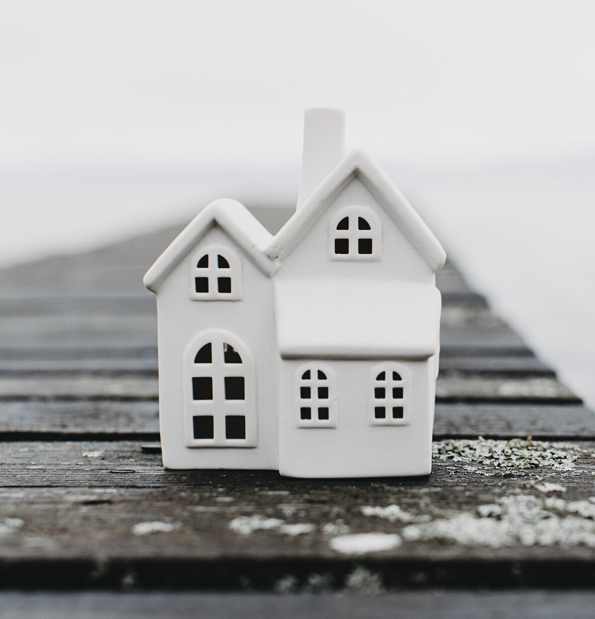 Ljusstake Hus Byn 6 från Storefactory på en träbrygga