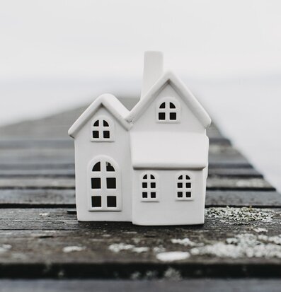 Bild av stilren ljusstake i lugnt vattenlandskap