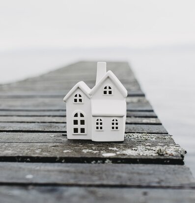 Bild av minimalistisk ljusstake i naturskön miljö