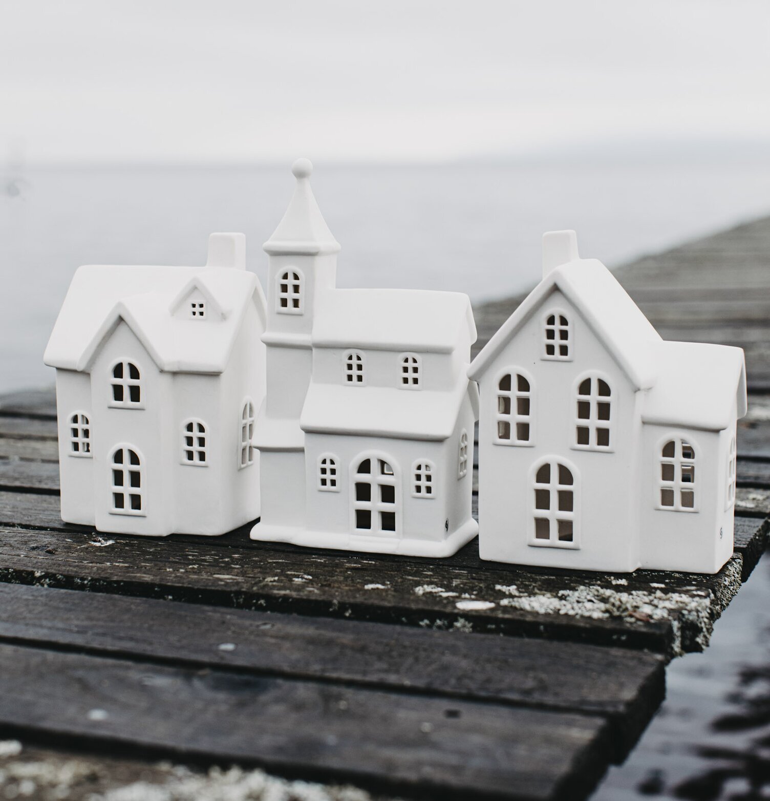 Ljusstake Hus Byn 9 från Storefactory på träbrygga