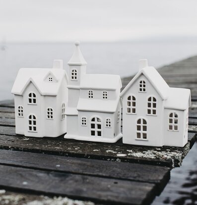 Foto av stilrena ljushus på brygga vid vatten