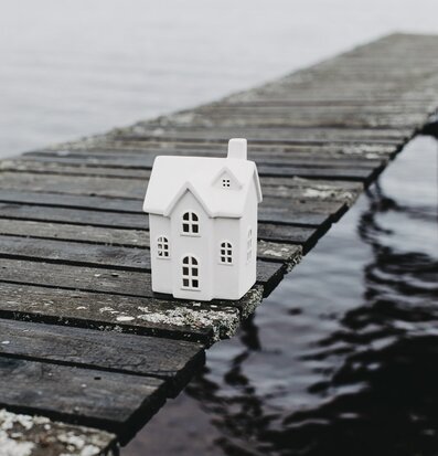 Bild av ljusstake på brygga mot dramatisk himmel