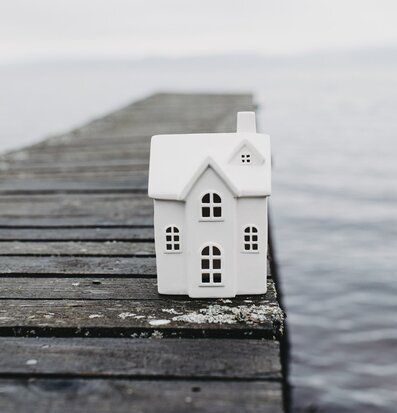 Foto av charmig ljusstake på väderbiten träbrygga