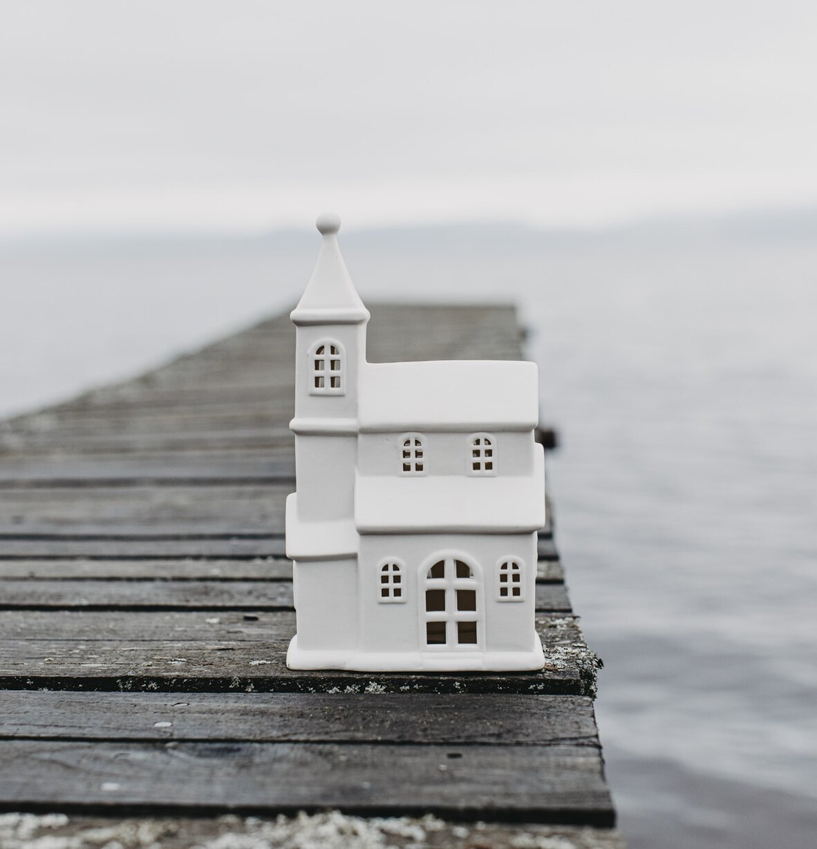 Ljusstake Hus Byn 9 från Storefactory på en träbrygga