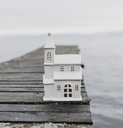 Bild av ljusstake på brygga med nordisk enkelhet