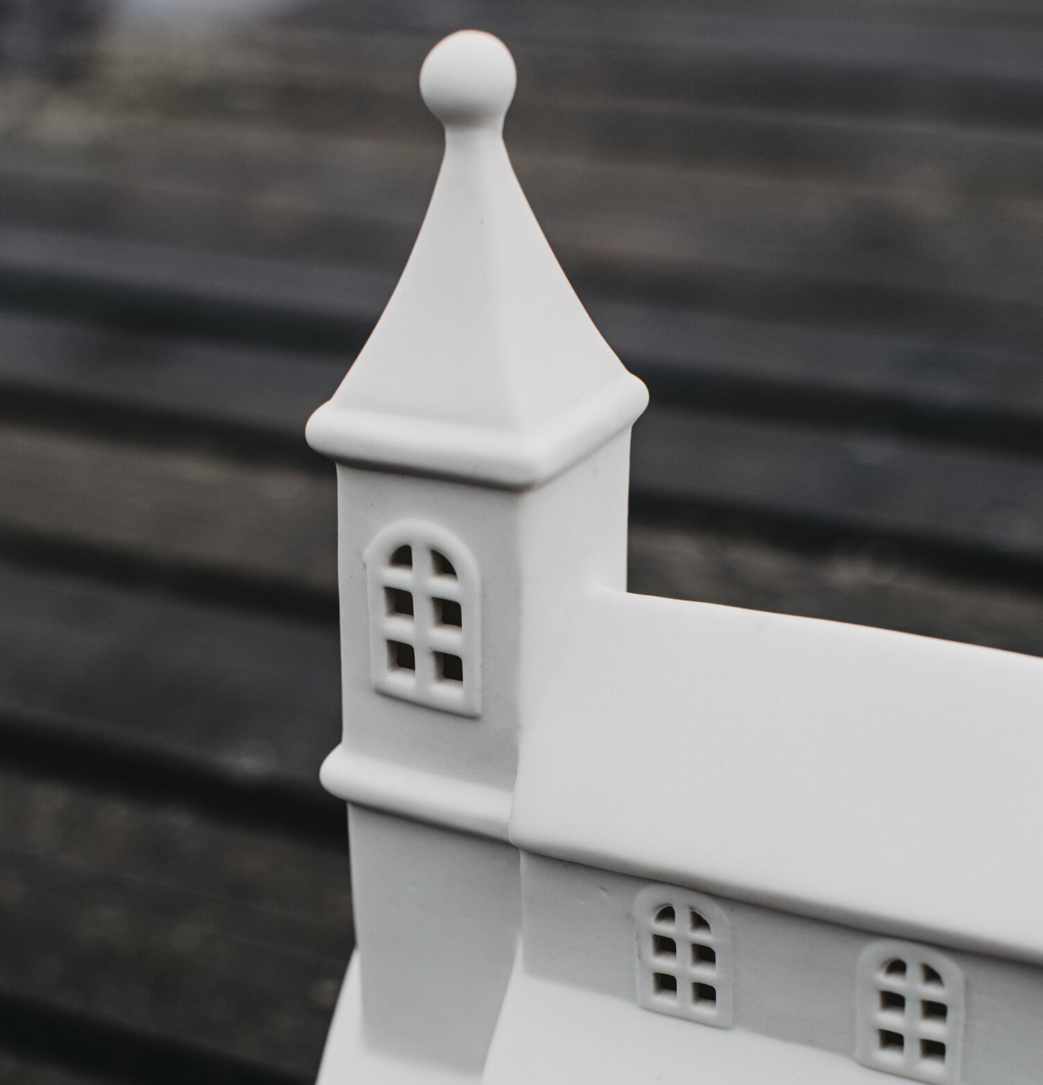 Ljusstake Hus Byn 9 från Storefactory i vit keramik