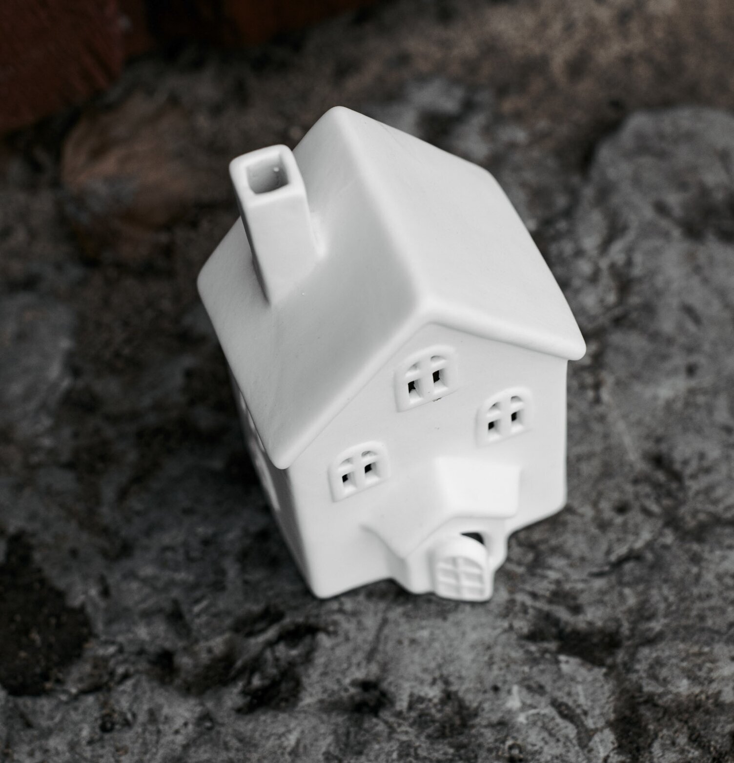 Ljusstake Hus Byn 10 från Storefactory på betongyta