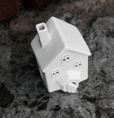 Bild av charmig ljusstake i form av ett litet hus