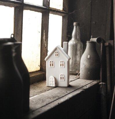 Bild av charmig ljusstake på vintage fönsterbräda