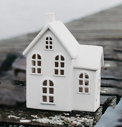 Bild av stilren ljusstake i form av ett litet hus