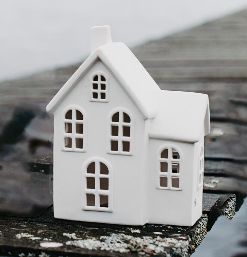 Ljusstake Hus Byn 8 från Storefactory på väderbiten brygga