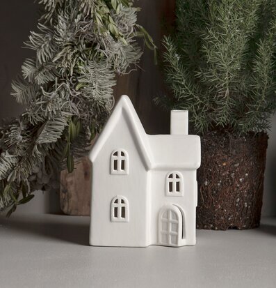 Bild av charmig interiör med ljusstake och växter