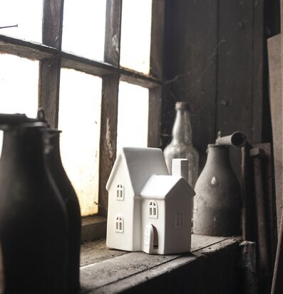 Bild av charmig ljusstake i rustik fönsterkarm