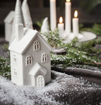 Bild av vinterlandskap med ljusstake och keramikhus