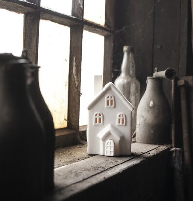 Bild av charmig ljusstake i rustik och varm miljö