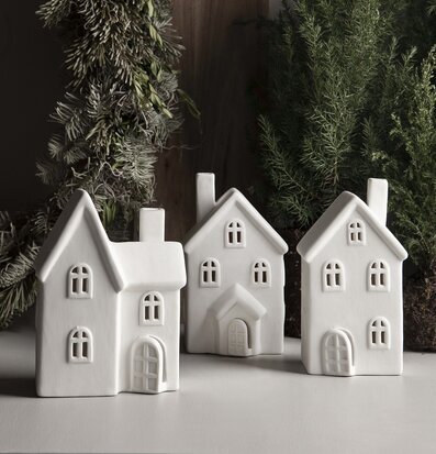 Bild av dekorativa ljusstakar formade som små hus