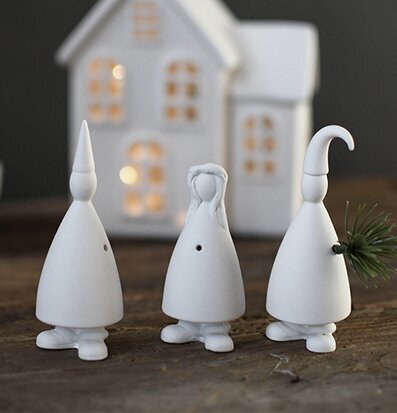 Foto av stiliserade luciafigurer i skandinavisk stil