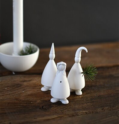 Bild av stilrent arrangemang med juldekorationer