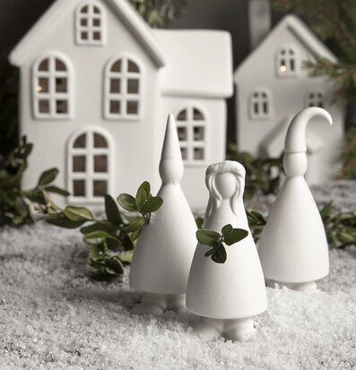 Foto av traditionellt luciatåg i vinterlandskap