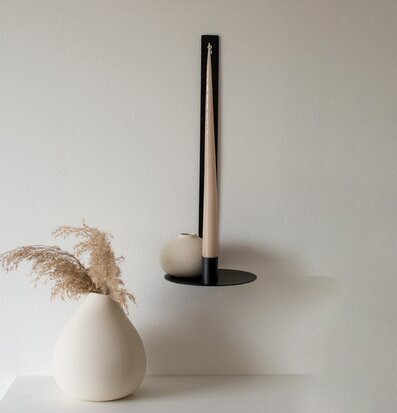 Bild av stilren inredning med väggljusstake och vas