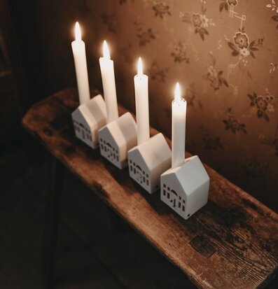 Bild av stilrena ljusstakar på rustik träbänk