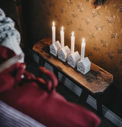 Bild av hemtrevlig interiör med ljusstakar i fokus