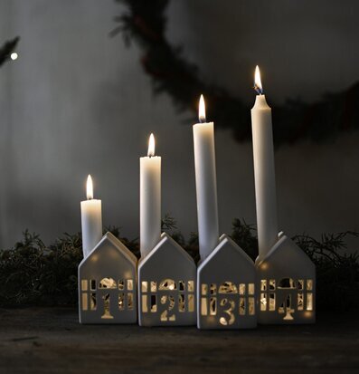 Bild av stämningsfulla ljusstakar i minimalistisk stil