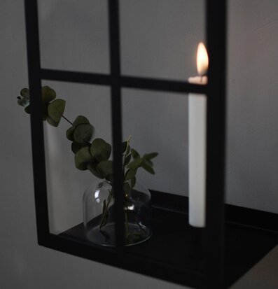 Bild av elegant väggljusstake med ljus och eukalyptus