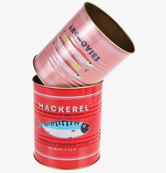 Foto av retroinspirerade plåtburkar med färgglada motiv