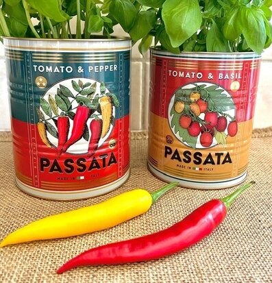 Bild av plåtburkar som krukor med italiensk känsla