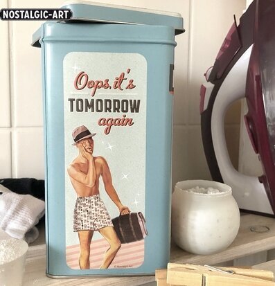 Bild av retro plåtburk för tvättmedelsförvaring