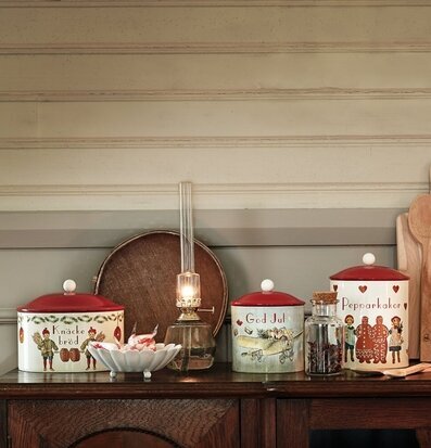 Bild av nostalgisk julinredning med plåtburkar
