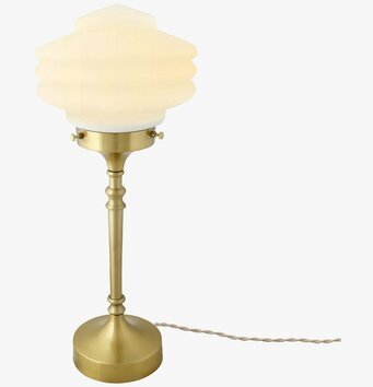 Foto av elegant bordslampa med opalglas och mässing