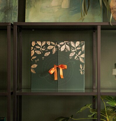 Bild av elegant hylla med dekorativa element