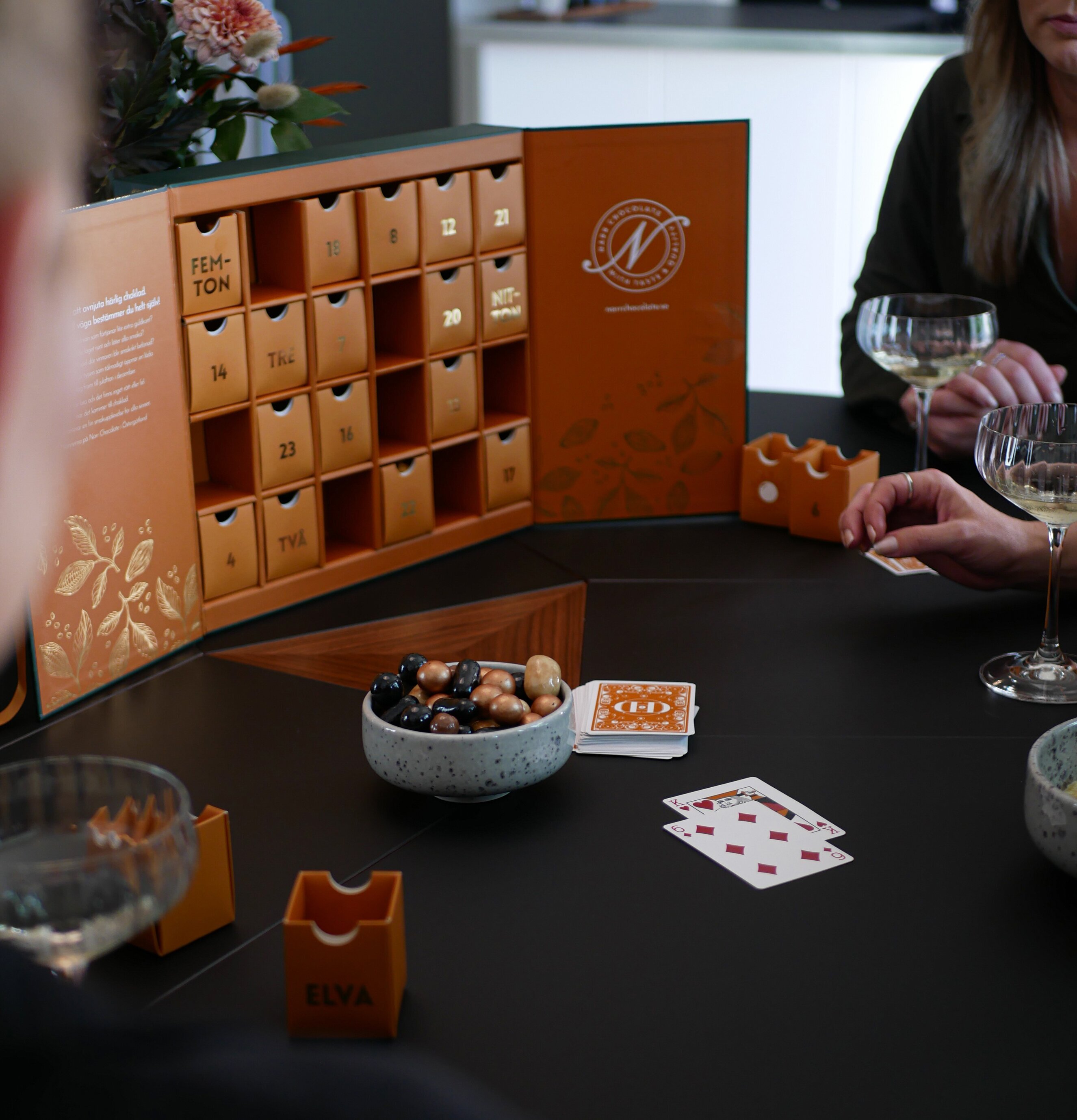 Narrs Gröna chokladkalender från Narr Chocolate på matbord